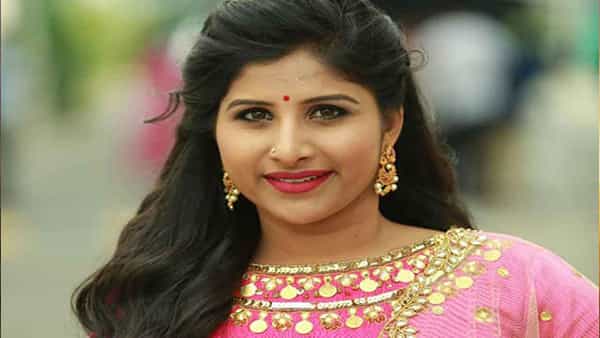 Singer Mangli: మంగ్లీకి సెల్పీల సెగ.. ఎగబడిన జనం.. ఆగ్రహం వ్యక్తం చేసిన సింగర్...