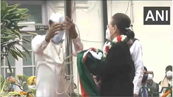 Congress Flag: కాంగ్రెస్ ఆవిర్భావ దినోత్సవంలో ఎగరక ముందే కిందపడ్డ జెండా.. ఉలిక్కిపడ్డ సోనియా గాంధీ!