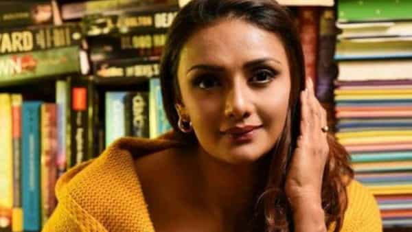 Shantipriya: 27 ఏళ్ల తర్వాత మళ్లీ మేకప్ వేసుకున్న భానుప్రియ చెల్లెలు.. త్వరలోనే వెబ్ సిరీస్తో రీ ఎంట్రీ..