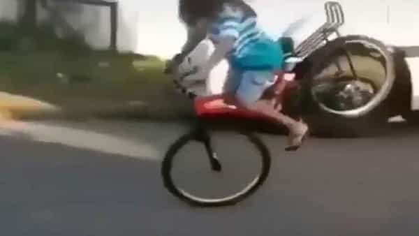 Viral Video: అమ్మాయి స్టంట్కి బలైన అబ్బాయి.. వీడియో చూస్తే నవ్వులే నవ్వులు..