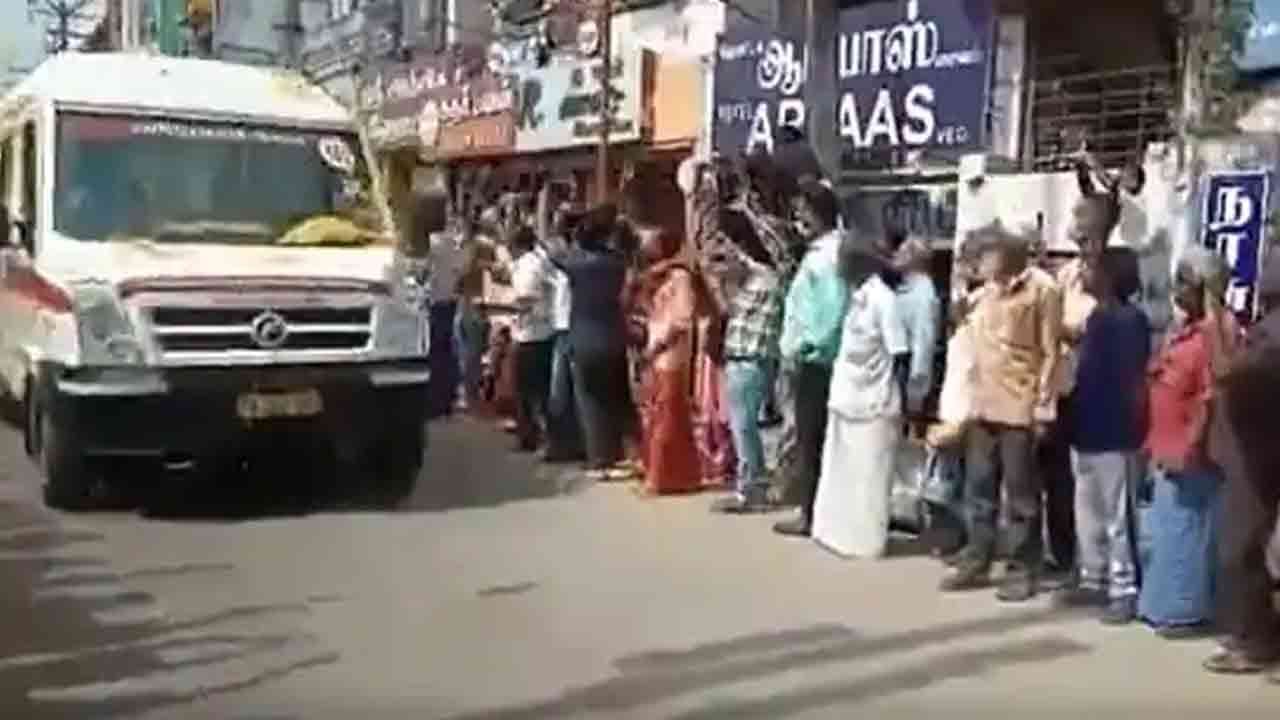 Watch Video: అమరవీరులకు పూల వర్షం.. రోడ్డుకు ఇరువైపులా నిలబడి నివాళులర్పించిన తమిళ ప్రజలు