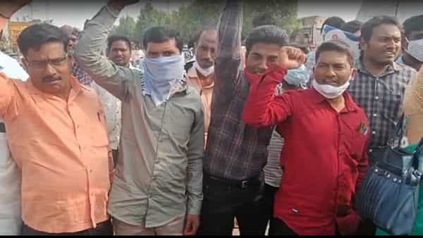 Teachers Protest: జూనియర్లకు పట్టం కడతారా.. ఆ జీవోను రద్దు చేయాల్సిందే.. రోడ్డెక్కిన ఉపాధ్యాయులు..