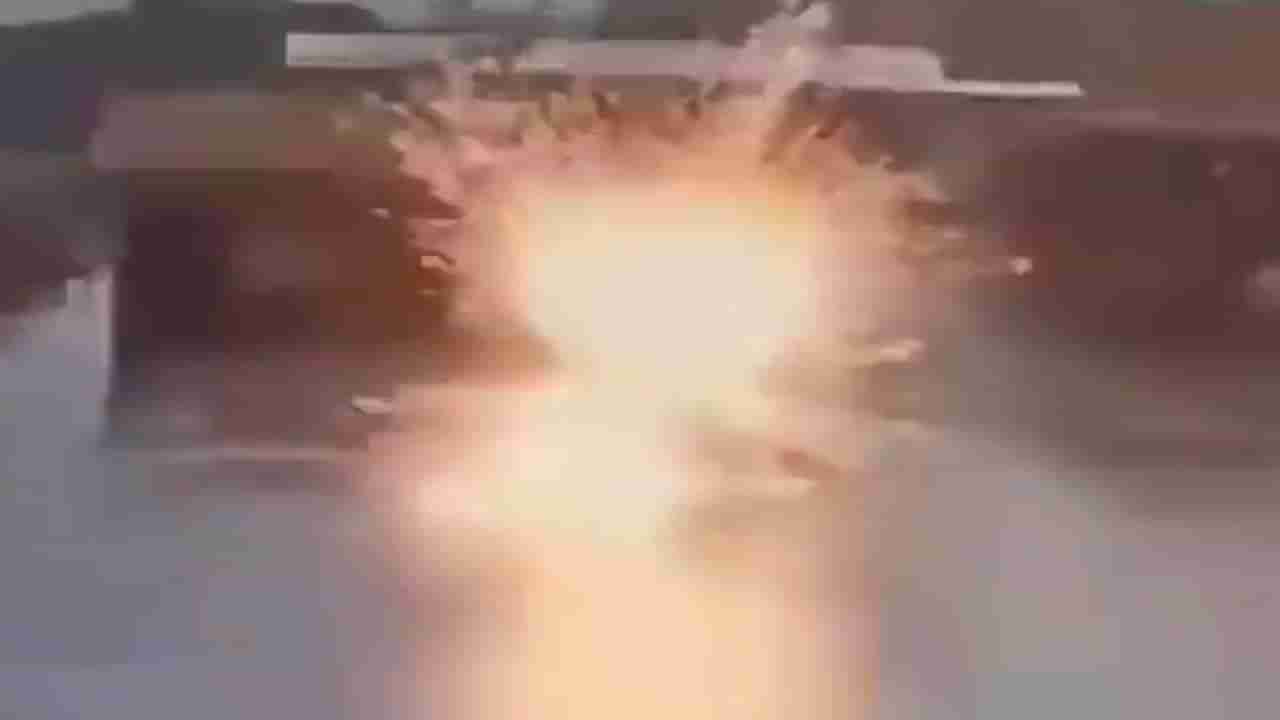 Viral Video: నడుస్తుండగానే పిడుగు పడింది.. అంతా చనిపోయాడనుకున్నారు.. కానీ..