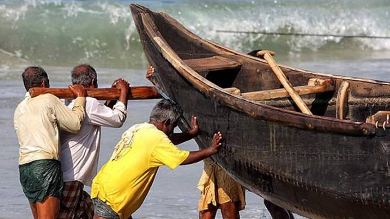 TN Fishermen Arrest: 55 మంది భారతీయ మత్స్యకారులను అరెస్టు చేసిన శ్రీలంక నావికాదళం..