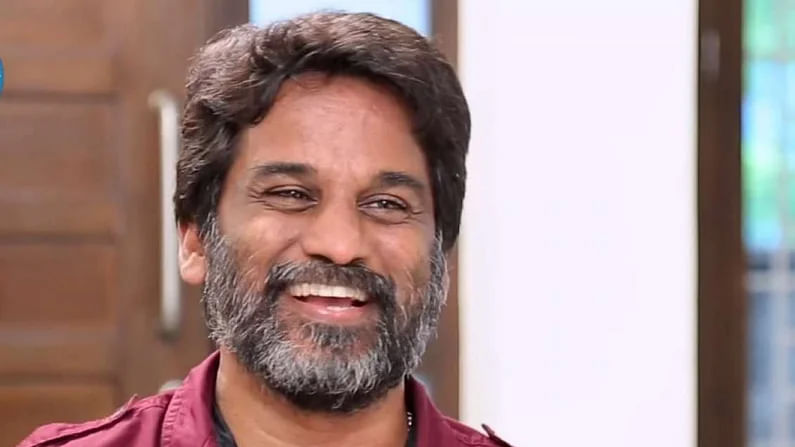 ‘ఫ్రాంక్లీ స్పీకింగ్ విత్ TNR’ అంటూ తనదైన శైలిలో ఇంటర్వ్యూలు చేస్తూ ఆకట్టుకున్నారు తుమ్మల నరసింహారెడ్డి (టీఎన్‌ఆర్‌). కొన్ని ఛానెళ్లో యాంకర్‌గా పనిచేశారు. నటునిగా పలు సినిమాల్లో కూడా మెరిశారు . ఇలా బహుముఖ ప్రజ్ఞ చూపిన టీఎన్‌ఆర్‌ కరోనా బారిన పడి మే10న కన్నుమూశారు.