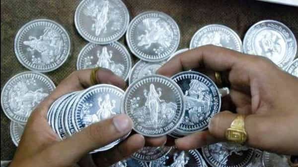 Silver Price Today: బంగారం బాటలోనే వెండి.. తగ్గిన వెండి ధరలు. కిలో వెండిపై ఏకంగా రూ. వెయ్యికిపైగా..