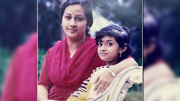 Viral Photo: ఈ చిరునవ్వుల చిన్నది ఇప్పుడు క్రేజీ హీరోయిన్.. ఫ్యాన్స్లో యమా క్రేజ్.. ఎవరో గుర్తుపట్టారా!