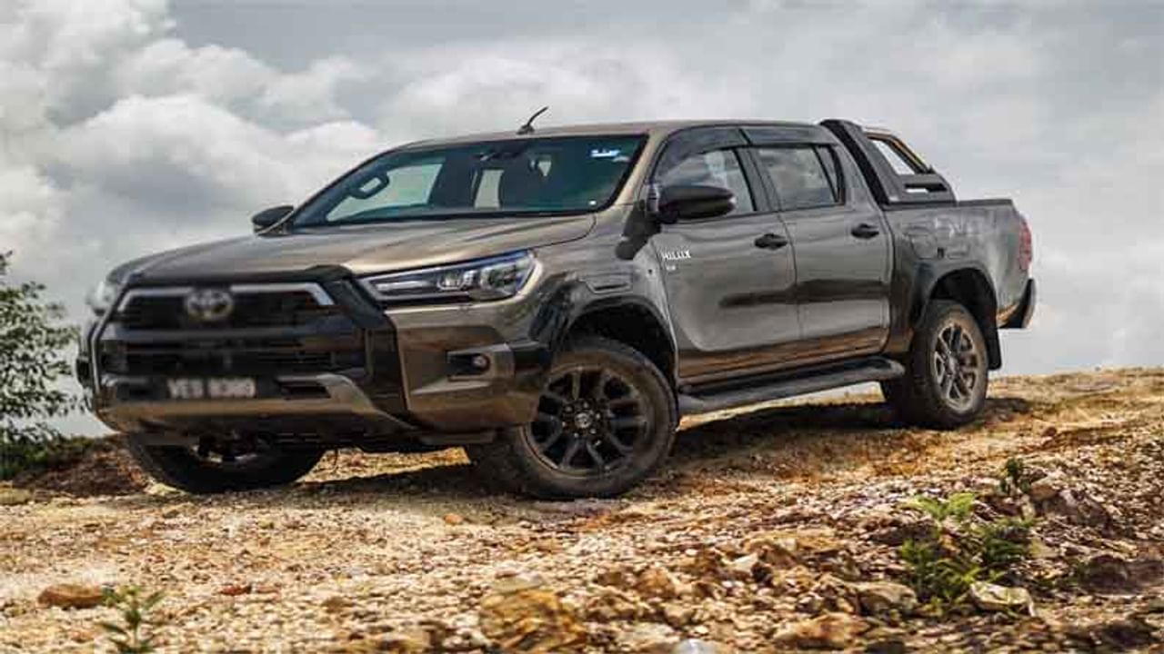 Toyota Hilux: ప్రస్తుతం వివిధ రకాల కార్ల తయారీ కంపెనీలు కస్టమర్లను మరింతగా ఆకట్టుకునే విధంగా కొత్త కొత్త వాహనాలను అందుబాటులోకి తీసుకువస్తున్నాయి.