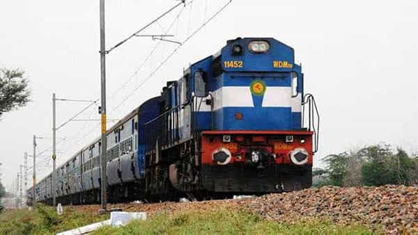 Train Theft: నకిలీ ఆధార్ కార్డులతో రైలు ప్రయాణం.. రూ. లక్షలు విలువ చేసే బంగారం చోరీ.. చివరికి ఏమైందంటే..