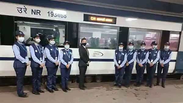 Indian Railways: భారతీయ రైల్వే వినూత్న ప్రయోగం.. రైళ్లలో రైలు హోస్టెస్లను నియమించాలని నిర్ణయం..