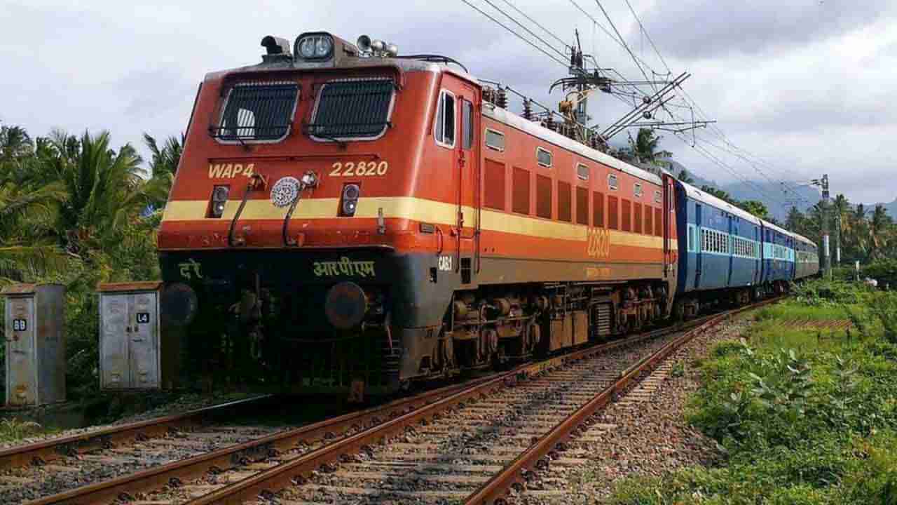 Indian Railways: మీరు రైళ్లలో దూర ప్రయాణం చేస్తున్నారా..? కేవలం రూ.150లకు ఈ సదుపాయం..!