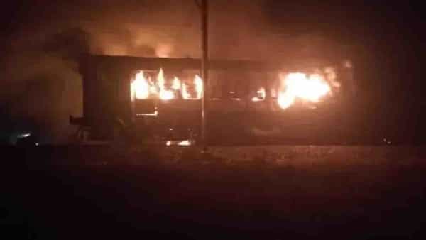 Train Fire Breaks: కాస్గంజ్ ప్యాసింజర్ రైలులో మంటలు.. మూడు బోగీలు అగ్నికి ఆహుతి..!
