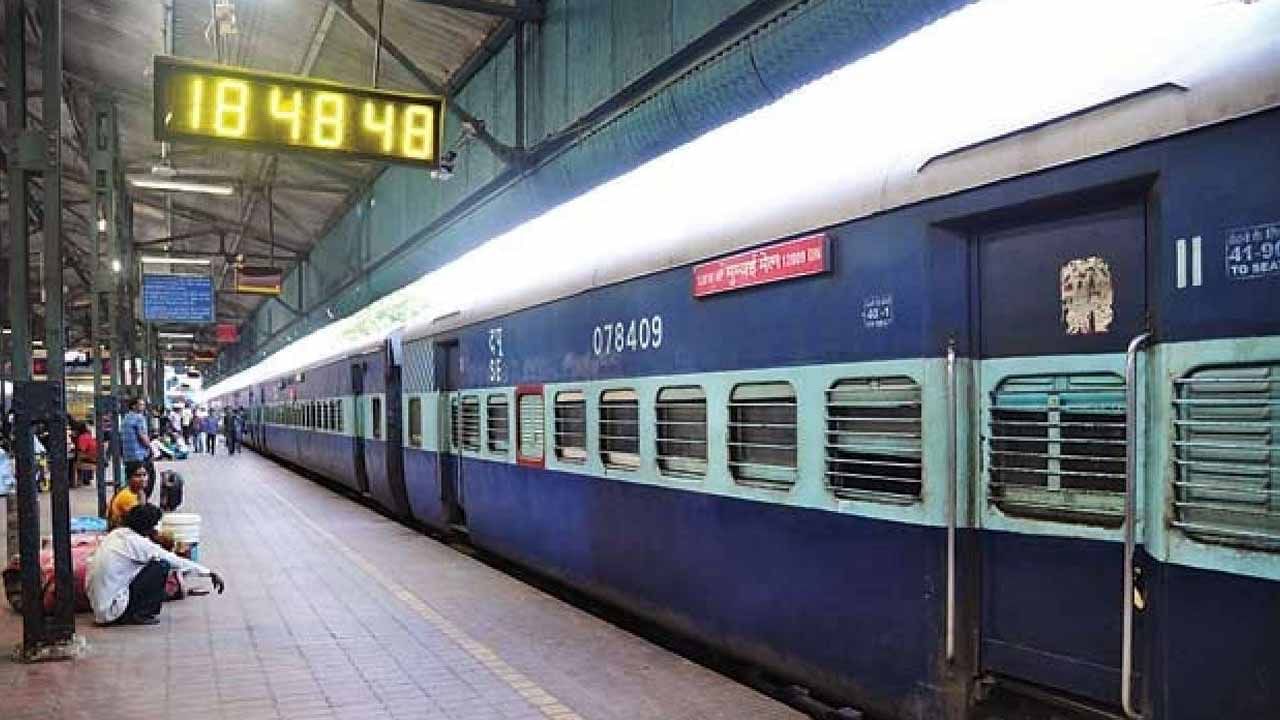 Indian Railways: ప్రైవేటు రైళ్లకై సంప్రదింపులు ముమ్మరం.. త్వరలో బిడ్లను ఆహ్వానించేందుకు ప్రణాళికలు.. కీలక వివరాలివే..