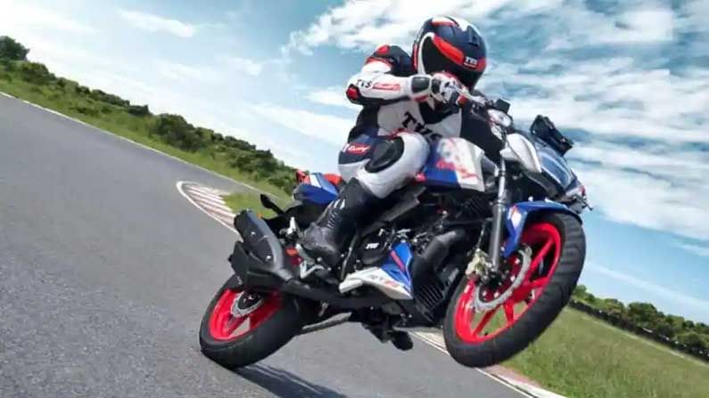 TVS Apache RTR 165 RP:: ఇండియాలో రేస్‌ బైక్‌లపై ఫోకస్‌ పెట్టిన టీవీఎస్‌ భారత మార్కెట్లో అపాచీ ఆర్‌టీఆర్‌ 165 ఆర్‌పీని విడుదల చేసింది. ఈ బైక్‌ అపాచీ ఆర్‌టీఆర్ 160 4వీని పోలి ఉంటుంది. కానీ ధర మాత్రం ఎక్కువే ఉంటుంది. 