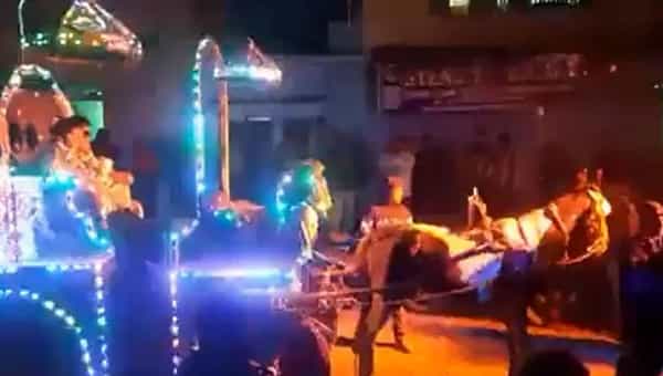 Viral Video: బ్యాండ్ బాజాలు, డీజే చప్పుళ్లు.. ఇవన్నీ స్మార్ట్ ఫోన్ ఊరేగింపు కోసం అంటే నమ్ముతారా.?