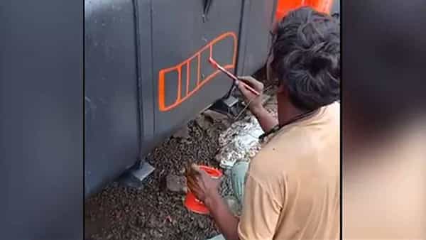 Video Viral: వాటే టాలెంట్ గురూ.. పెయింట్తో అక్షరాల మాయ.. చూసి ఆశ్చర్యపోతున్న నెటిజన్స్..