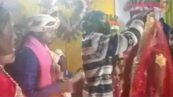 Viral Video: వధూవరులు దండలు మార్చుకుంటుండగా.. సడెన్గా వధువు మాజీ ప్రేమికుడు ఎంట్రీ.. సినిమాకు తగ్గని సీన్తో అతిథులకు షాక్