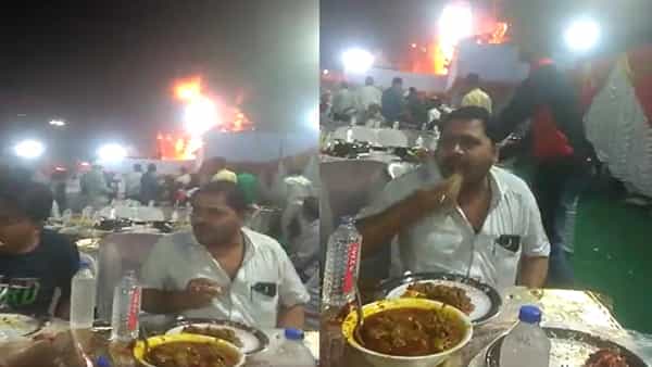 Viral Video: ఇదేం కక్కుర్తి రా బాబు.. ఇళ్లు కాలి ఒకడు ఏడుస్తూంటే ఈ పనేంటి.. నెట్టింట వైరల్ అవుతోన్న వీడియో..