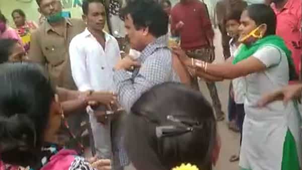 Vizag: మహిషాసుర మర్దినిలా మారిన మహిళలు.. రౌడీషీటర్ను రక్తం వచ్చేలా కొట్టారు.. ఎందుకంటే