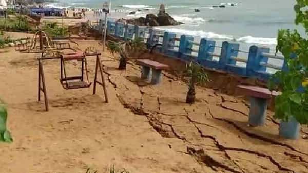 Jawad Cyclone: జొవాద్ ఎఫెక్ట్.. విశాఖలో ముందుకు చొచ్చుకొచ్చిన సముద్రం.. అధికారుల అలెర్ట్..
