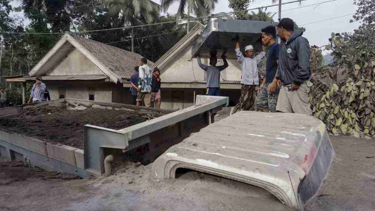 Indonesia Semeru Volcano: దట్టమైన బూడిద మేఘం.. 13 మందిని పొట్టనబెట్టుకుంది.. వీడియో చూస్తే హడలిపోతారు..