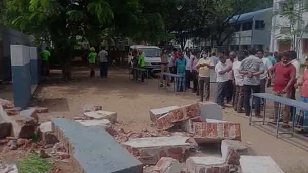 Tragedy: కూలిన స్కూల్ గోడ.. చితికిన విద్యార్థుల బ్రతుకులు.. ముగ్గురు దుర్మరణం..