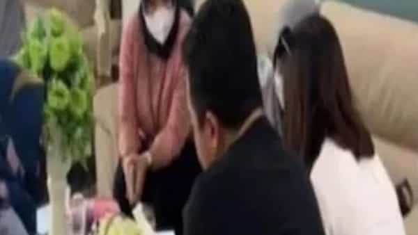 Viral News: మతి మరుపు ఆమెకు రూ. 32 లక్షలు తెచ్చి పెట్టింది.. మ్యాటర్ తెలిస్తే మీటర్ ఎగిరిపోవడం ఖాయం..!