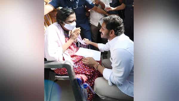 Andhra Pradesh: సీఎం జగన్ పర్యటనలో ఆసక్తికర పరిణామం.. పెన్ను పని చేయకపోవడంతో సీఎం ఏం చేశారంటే..!