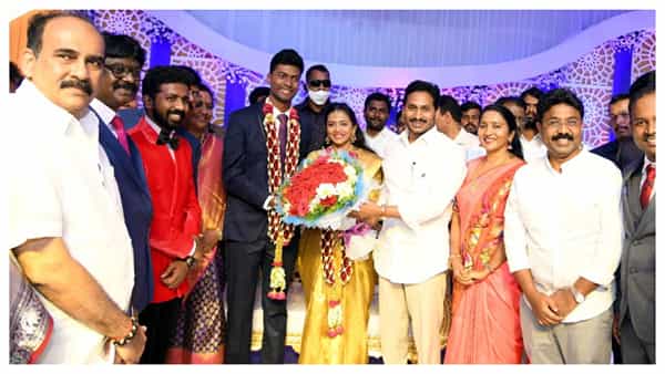 మంత్రి ఆదిమూలపు కుమార్తె వివాహ రిసెప్షన్లో సీఎం జగన్.. ప్రకాశం జిల్లాలో సుడిగాలి పర్యటన