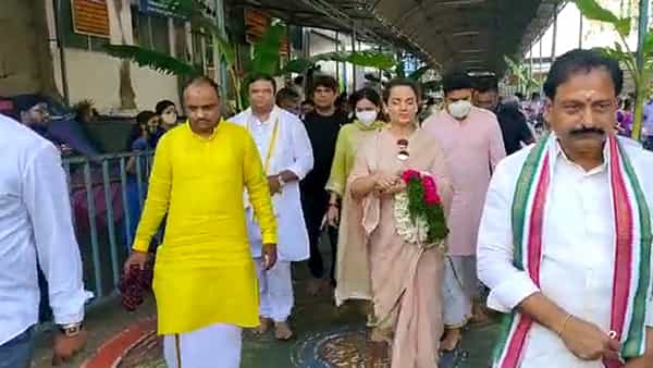 Kangana Ranaut: ముక్కంటీశుని సేవలో కంగనా రనౌత్.. రాహుకేతు పూజల్లో పాల్గొని మొక్కులు చెల్లింపు..