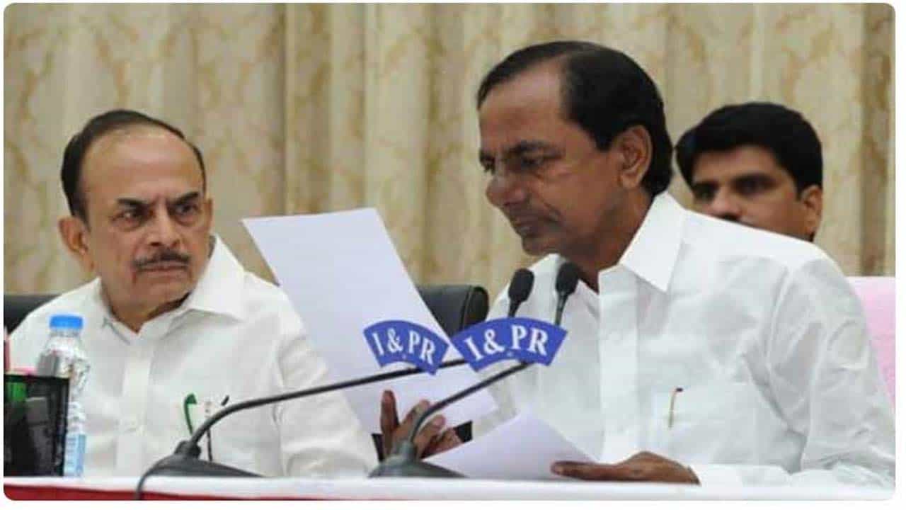 ప్రభుత్వ ఉచిత విద్యా బలోపేతానికి తెలంగాణ సర్కార్ మరో కీలక నిర్ణయం తీసుకుంది. ప్రభుత్వ విద్యకు మరింత ప్రాముఖ్యత ఇవ్వడంలో భాగంగా ప్రవేశపెట్టిన మన ఊరు మనబడికి పథకం కింద పాఠశాలల్లో నాణ్యమైన విద్యాబోధన, మెరుగైన మౌలిక వసతుల కల్పన కోసం రూ. 7,289 కోట్లతో రూపొందిస్తున్న ప్రణాళిక కోసం తెలంగాణ కేబినెట్ ఆమోదం తెలిపింది. అలాగే, వచ్చేవిద్యాసంవత్సరం నుండి ప్రభుత్వ పాఠశాలల్లో ఇంగ్లీష్ మీడియంలో విద్యా బోధన ప్రవేశపెట్టాలని నిర్ణయించింది. ఇందుకోసం కొత్త చట్టాన్ని తీసుకురావాలని కేబినెట్ నిర్ణయించింది.