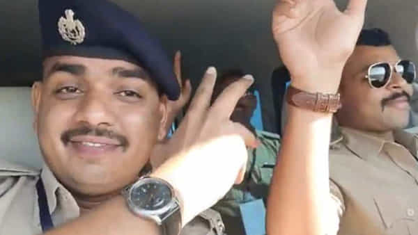 Viral video: కారులో పోలీసులు చిందులు.. వైరల్ గా మారిన వీడియో.. ఊహించని ట్విస్ట్ ఇచ్చిన ఉన్నతాధికారులు..