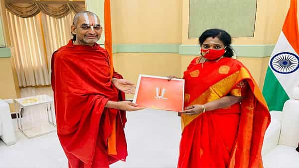 Chinna Jeeyar Swamy: గవర్నర్ తమిళిసైతో సమావేశమైన చినజీయర్ స్వామి.. రామానుజ విగ్రహావిష్కరణకు ఆహ్వానం