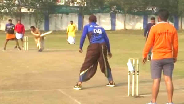 Cricket: ధోతీ కుర్తా ధరించి క్రికెట్ ఆడిన వేద పండితులు.. బహుమతులుగా ఏమిచ్చారో తెలుసా?