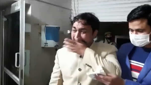Viral video: ఎమ్మెల్యే టికెట్ రాలేదని వెక్కి వెక్కి ఏడ్చిన బీఎస్పీ నాయకుడు.. ఆత్మాహుతి చేసుకుంటానంటూ..