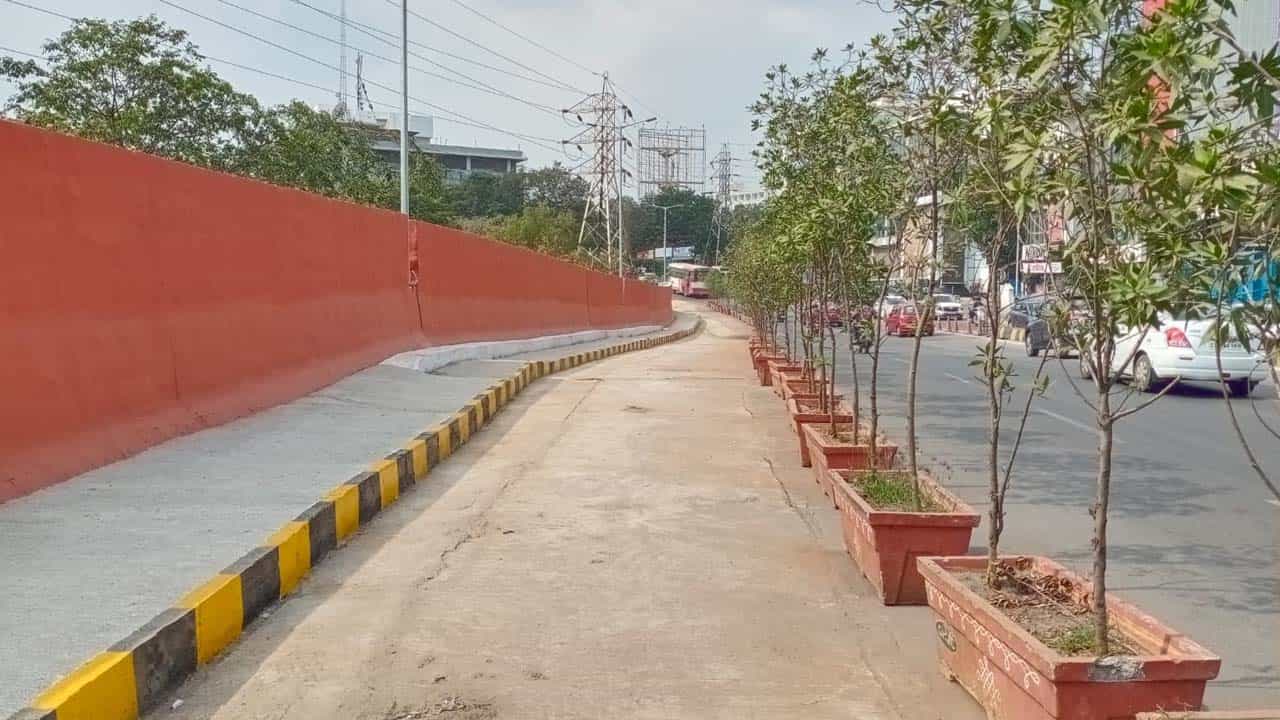 పంజాగుట్ట గ్రేవ్ యార్డ్ వెళ్లేందుకు ప్రజలు ఇబ్బంది తో పాటుగా ట్రాఫిక్ సమస్య ఉత్పన్నం అవ్వడంతో జిహెచ్ఎంసి శాశ్వత పరిష్కారం చేయుటకు రూ. 17 కోట్ల వ్యయంతో స్టీల్ బ్రిడ్జి, పాత గేట్ నుండి హెచ్.టి  లైన్ వరకు రోడ్డు విస్తరణ చేపట్టింది జీహెచ్‌ఎంసీ. 