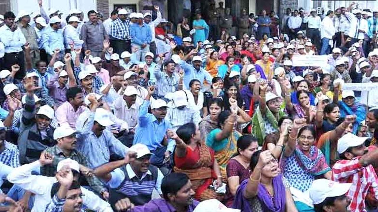 ఏపీలో పీఆర్‌సీ వివాదం కొనసాగుతూనే ఉంది. మంత్రుల కమిటీతో చర్చలు జరిపేందుకు ఉద్యోగ సంఘాల నేతలు ముందుకు రాకపోవడంతో అటు మంత్రులు కూడా ఆగ్రహం వ్యక్తం చేస్తున్నారు. మరోవైపు ఇటు ఉద్యోగులు మాత్రం వినూత్న రీతిలో నిరసన తెలుపుతున్నారు.  