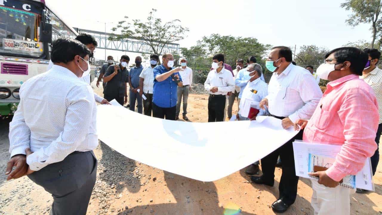 దాదాపు రూ.636.80 కోట్ల వ్యయంతో ఆరాంగర్ నుండి జూపార్కు వరకు నిర్మాణంలో ఉన్న 6 లైన్ల ఫ్లైఓవర్ నిర్మాణ పనుల పురోగతిని సీ.ఎస్. సోమేశ్ కుమార్, జీహెచ్ఎసీ కమిషనర్ లోకేశ్ కుమార్తో కలిసి పరిశీలించారు. 4.5 కిలోమీటర్ల అతి పెద్ద ఫ్లయ్ ఓవర్ నిర్మాణం మార్చి 2023 వరకు పూర్తి చేయాలన్న లక్ష్యమంగా పెట్టుకున్నట్లు అధికారులు తెలిపారు.