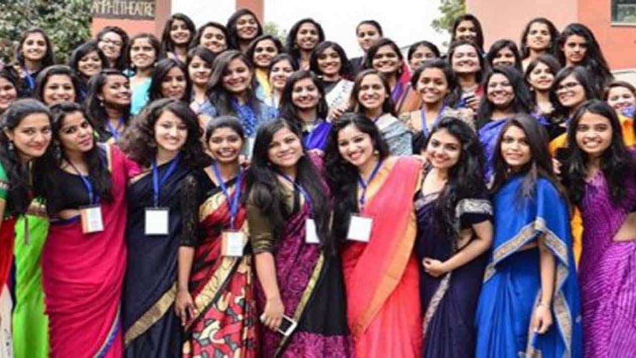 తెలంగాణ రాష్ట్రంలో మహిళా యూనివర్సిటీ ఏర్పాటు కోసం విద్యాశాఖ మంత్రి సబితా ఇంద్రా రెడ్డి చేసిన ప్రతిపాదనకు రాష్ట్ర కేబినెట్ ఆమోదం తెలిపింది. తదుపరి కేబినెట్ సమావేశానికి పూర్తిస్థాయిలో ప్రతిపాదనలను సిద్దం చేసుకుని రావాలని ప్రభుత్వ ప్రధానకార్యదర్శిని కేబినెట్