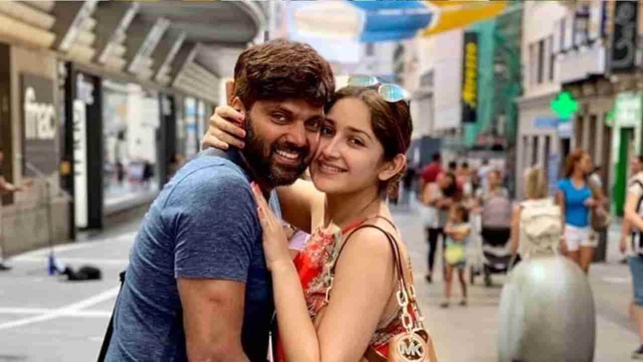 Arya- Sayyeshaa: టైటానిక్ ఫోజులో రొమాంటిక్ కపుల్.. నెట్టింట్లో వైరల్ గా మారిన ఫొటో..