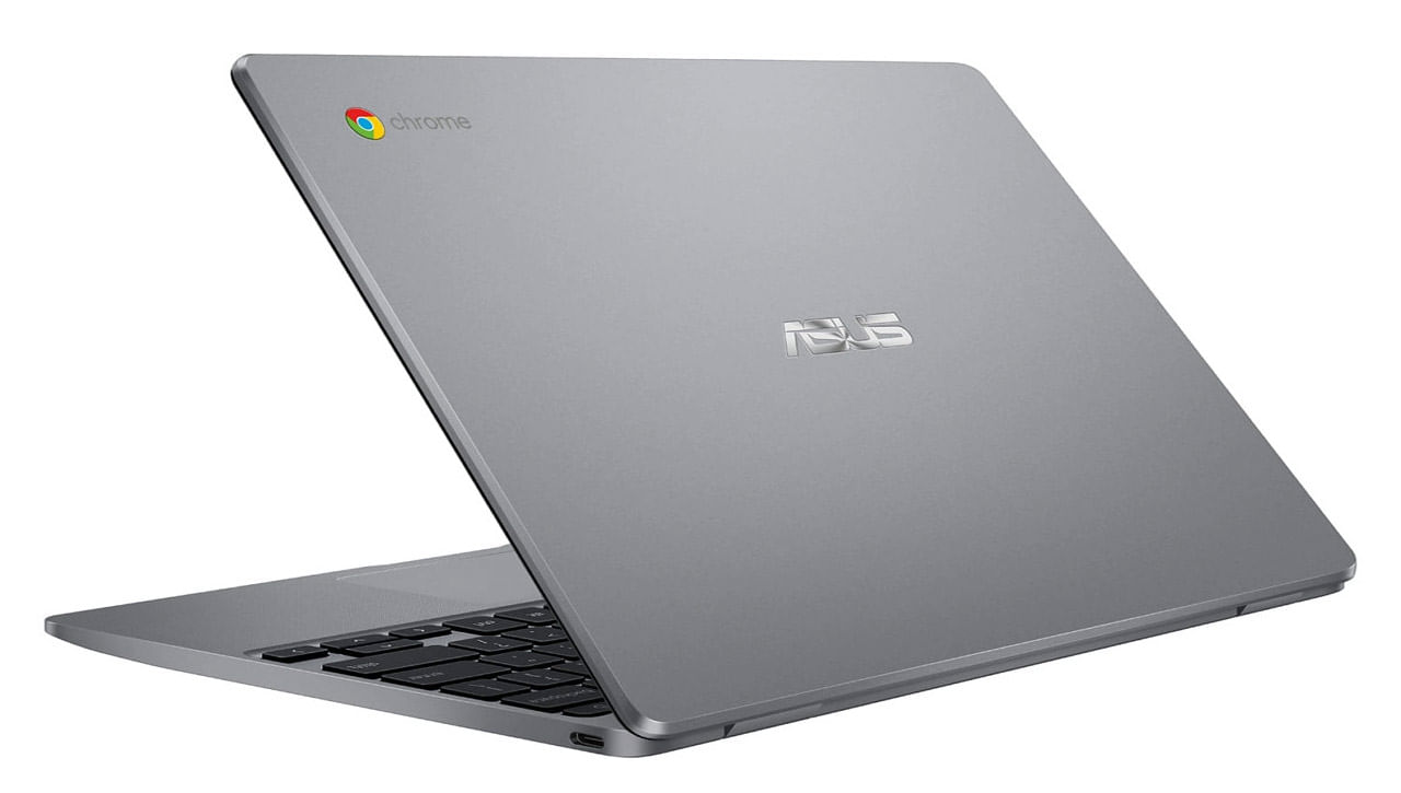 Asus Chromebook C223: రూ. 23,966కి అందుబాటులో ఉన్న అసూస్‌ క్రోమ్‌బుక్‌ సీ223 ల్యాప్‌టాప్‌లో 11.6 ఇంచెస్‌ డిస్‌ప్లేను ఇచ్చారు. ఇంటెల్‌ యూడీహెచ్‌ గ్రాఫిక్‌ కార్డ్‌ దీని సొంతం. క్రోమ్‌ ఆపరేటింగ్‌ సిస్టమ్‌తో నడిచే ఈ ల్యాప్‌టాప్‌లో 4జీబీ ర్యామ్‌, 32 జీబీ ఇంటర్నల్‌ స్టోరేజ్‌ని అందించారు. ఇక ఈ ల్యాప్‌టాప్‌ డ్యూయల్‌ కోర్‌ క్లెరోన్‌ N3350 ప్రాసెసర్‌ను ఇచ్చారు.