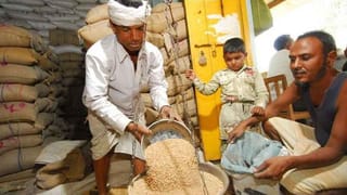 Viral Video: పట్టాలపై చిక్కుకున్న కుక్కపిల్లను ప్రాణాలకు తెగించి కాపాడాడు.. సెకన్ లేటైనా అంతే సంగతి..