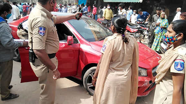 Hyderbad News: మద్యం మత్తులో యువతి వీరంగం.. రోడ్డుపై వెళ్తున్న వారిని తన కారుతో..
