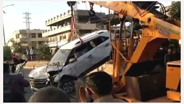 Karimnagar Accident: కరీంనగర్లో కారు బీభత్సం.. గుడిసెలపైకి దూసుకెళ్లిన కారు.. నలుగురు మృతి