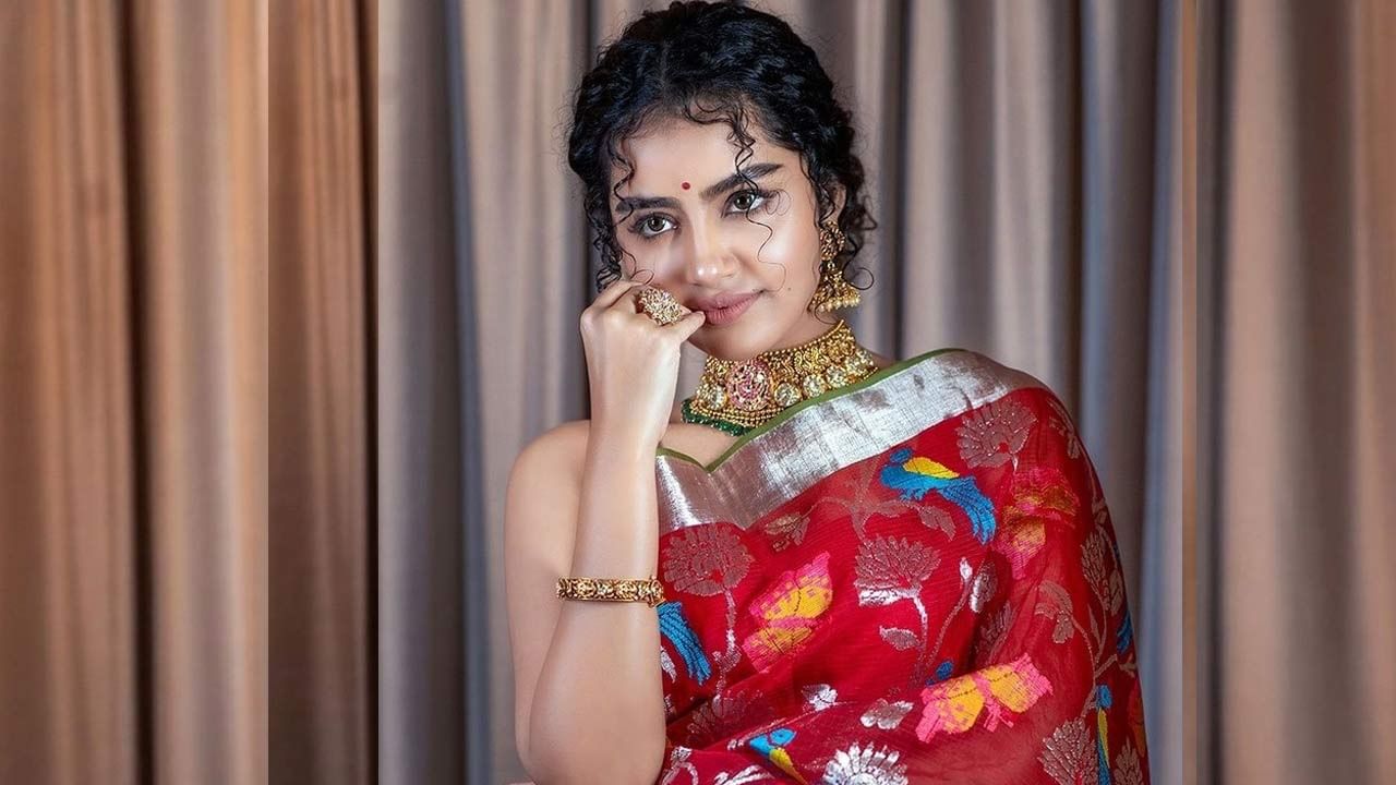 However, appearing in a traditional manner so far .. Anupama impressed the Telugu audience by staying away from the glamor show.