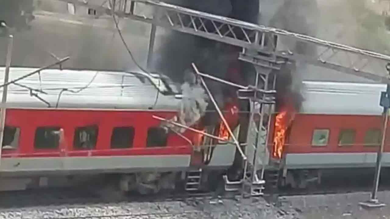 AP Express Train: ఏపీ ఎక్స్‌ప్రెస్‌లో పొగలు.. గంటకుపైగా ఆగిన ట్రైన్.. ప్రయాణీకుల్లో టెన్షన్!