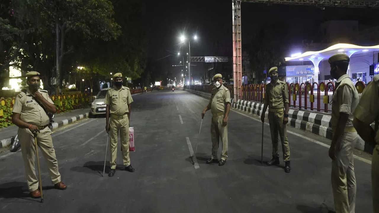 AP Night Curfew: ఏపీ ప్రభుత్వం కీలక నిర్ణయం.. మరోసారి రాష్ట్రంలో నైట్ కర్ఫ్యూ పొడగింపు..