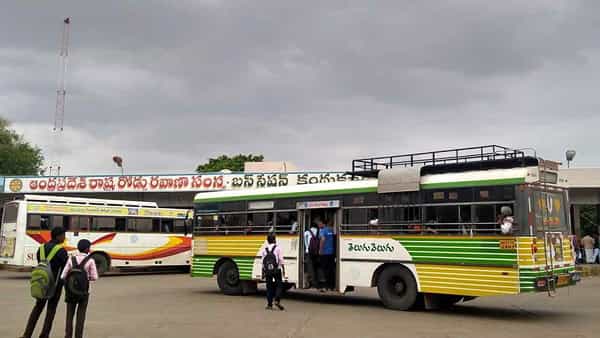 APS RTC: ఏపీఎస్ ఆర్టీసీ సరికొత్త ప్రయోగం.. బస్సుల్లోనే కొరియర్, కార్గో బుకింగ్..