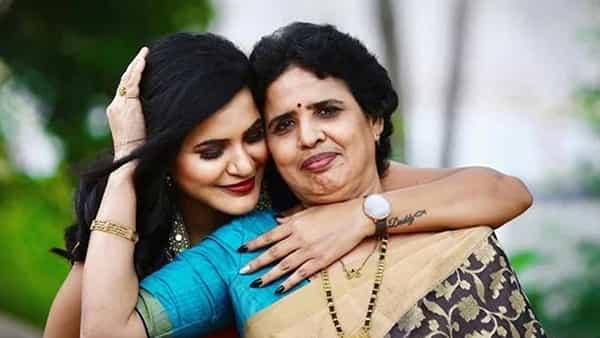 Ashu Reddy: సంక్రాంతి సందర్భంగా తల్లికి సర్ ప్రైజ్ గిప్ట్ ఇచ్చిన అషూ రెడ్డి.. అదేంటంటే..