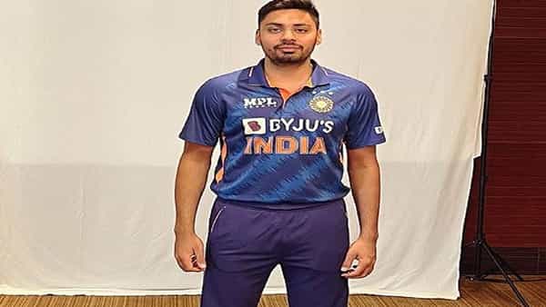 క్రికెట్ కోసం రోజు 40 కిలోమీటర్లు సైకిల్ తొక్కేవాడు.. ఇప్పుడు టీమ్ ఇండియాకి ఎంపిక..